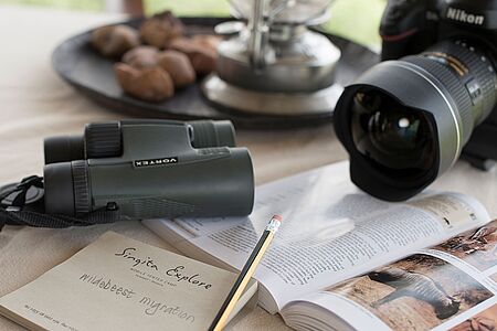 Foto-Safaris mit einem Profi Man lernt nie aus: Verbringen Sie einen Tag mit einem professionellen Naturfotografen und lassen Sie sich zeigen, wie Sie mit Ihrer eigenen Kamera einen unvergesslichen Moment in der Wildnis gekonnt festhalten. Vielleicht ist es ein Gepard auf einem Termitenhügel oder ein Graukopfliest, der seine Beute anvisiert. Nichts ist zu groß oder zu klein.