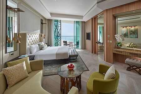 Sea View Suite (ca. 120 qm) Die geräumige Suite hat einen weiten Blick auf den Persischen Golf. Mit ihren 120 qm spendet die Suite mit einem Schlafzimmer, separatem Wohnzimmer, Essbereich und eigenem Balkon ausreichend Platz und überzeugt nicht nur mit modernem Design.