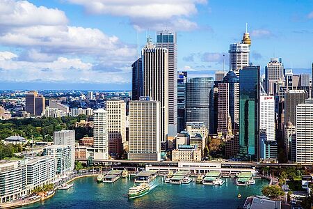Private Essential Sydney Tour inklusive Lunch Erkunden Sie die malerische Idylle des historischen Stadtviertels The Rocks. Vom Aussichtspunkt Mrs Maquaries Chair liegen Ihnen Sydneys Ikonen wie das Opera House zu Füßen, in Rushcutters Bay lunchen Sie stilvoll am Cruising Yacht Club Australien und nach einer Runde zum Bondi Beach geht’s durchs trendige Paddington zurück zum Hotel.