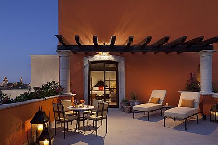 Rooftop Colonial Suite 63 qm Diese komfortablen Suiten bieten einen spektakulären Blick auf die Skyline von San Miguel de Allende und verfügen über große Terrassen, die mit gemütlichen Liegestühlen und Möbeln ausgestattet sind, um das fantastische Wetter Mexicos zu genießen.