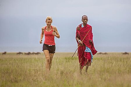 Mit den Massai joggen Massai-Krieger geben ein beneidenswert schönes Bild ab, wenn sie elegant über die Ebenen joggen. Laufen Sie mit! Ein unvergessliches Fitness-Erlebnis in freier Natur ist Ihnen dabei jedenfalls gewiss.
