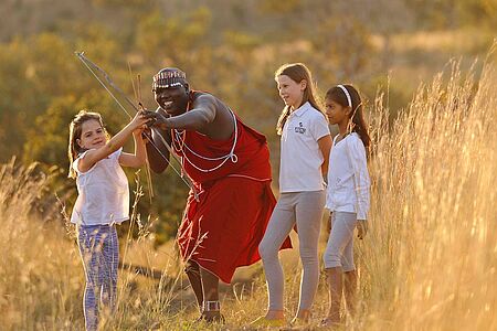 Fährtenlesen mit einem Profi Treten Sie in die Fußstapfen wilder Tiere! Ein qualifizierter Guide begleitet Sie auf der Spurensuche, damit Sie ganz nah an die majestätischen Bewohner des Landes herankommen, und schärft Ihre Sinne, damit Sie genau hören, sehen und riechen, was um Sie herum so alles passiert.