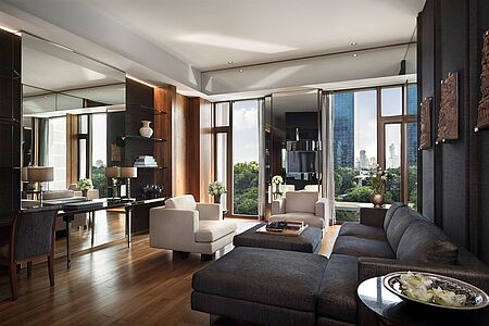 Club Suite (ca. 98 qm) Dezente und stilvolle braun-grau Töne herrschen in der Club Suite, deren Dekoration vornehmlich auf dunklem Teakholz beruht. Die Club Suite verfügt über einen vom Schlafzimmer abgetrennten Wohnbereich, der einen großzügigen Essensbereich beinhaltet.