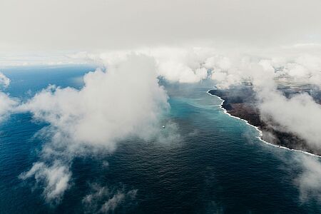 Im Heli über die verbotene Insel Niihau Klingt mysteriös und ist kaum zu fassen: auf Niihau leben etwa 150 Einwohner wie Robinson Crusoe ohne Telefon, Auto, Strom, Geld und ärztlicher Versorgung. Auch Zigaretten und Schnaps sind verpönt. Damit das auch so bleibt, ist die Insel für die Öffentlichkeit nicht zugänglich. Nur vom Helikopter aus kann sie „besichtigt“ werden.