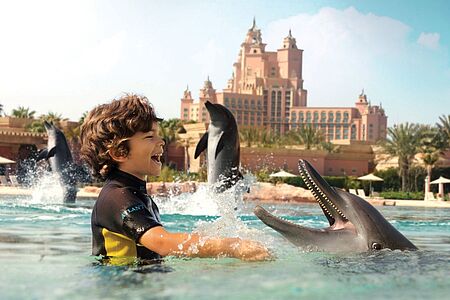Schwimmen mit Delfinen Wurden Sie schon einmal von einem Delphin geküsst? Nein? Dann können Sie das im Aquaventure Waterpark im Atlantis erleben. Dort lernen Sie nicht nur viel über Delfine und andere Meeressäuger, sondern erleben die verspielten Delfine 30 Minuten lang hautnah im flachen Wasser. Selbstverständlich können Sie den ganzen Tag im Waterpark verbringen. Dauer 1,5 Stunden