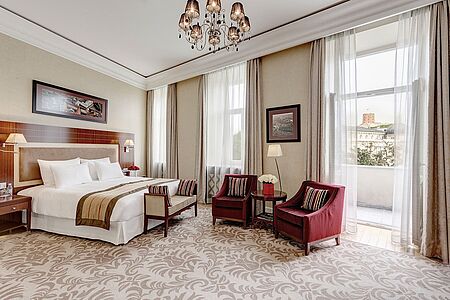 Deluxe Zimmer mit Balkon (ca. 31-45 qm) Sicher ist der Blick auf den Kathedralenplatz das Besondere, wenn Sie sich für eines der Deluxe Zimmer entscheiden. Darüber hinaus entspannen Sie in der edlen Sitzecke und genießen ein luxuriöses Bad mit Badewanne und Dusche.