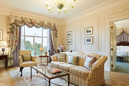 One Bedroom Suites River View (ca. 88 qm) Die One Bedroom Suites River View zeichnen sich durch ihre faszinierenden Panoramaausblicke auf die Themse aus. Durch die hohen Fenster genießen Sie von dieser Suite eine wunderschöne Aussicht. Die marmornen Badezimmer sind ebenfalls mit einer separaten Dusche und einer großen, freistehenden Badewanne ausgestattet.