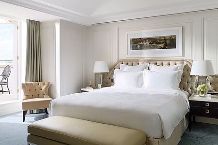 One Bedroom Suite (ca. 78qm) Elf exquisite One Bedroom Suites heißen Sie im The Langham willkommen. Separate Sitzbereiche, hohe Kuppeldecken und holzvertäfelte Wände verzaubern diese vier Wände in eine angenehme Ruhezone.