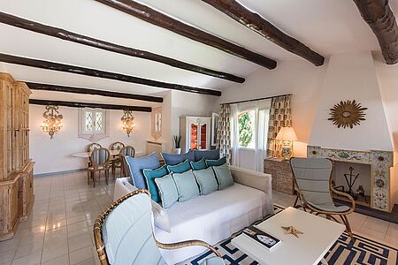 Il Pellicano Master Deluxe Suite mit Meerblick (ca. 105 qm) Die Crème de la Crème ist diese 105 Quadratmeter große Premium-Suite für bis zu 5 Gäste, die Zurückgezogenheit im Vintage-Style erleben möchten. Zwei Schlafzimmer, das sehr geräumige Wohnzimmer, die Terrasse mit privatem Meerwasserpool und ein sagenhaftes Panorama machen Ihren Aufenthalt unvergesslich.