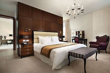 Grand Suite (ca. 75-84 qm) Willkommen im Juwel des Hauses: In der Grand Suite ist nicht nur das Raumangebot üppig. Auch darüber hinaus wohnen Sie hier wahrhaft »grand«: Die Badewanne in Übergröße ist nur eines der vielen Details, die Sie hier begeistern werden.