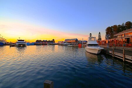 Fremantle Experience Lassen Sie sich bei einer Fackeltour in die Vergangenheit von heldenhaften Seefahrern, Sträflingen, blutdürstigen Meuterern und Pionieren des 19. Jahrhunderts entführen. Bestaunen Sie das Fremantle Prison, berühmt-berüchtigte Schiffe im Western Australian Maritime Museum, die einst rauesten Viertel der Hafenstadt und legendäre Gedenkstätten.