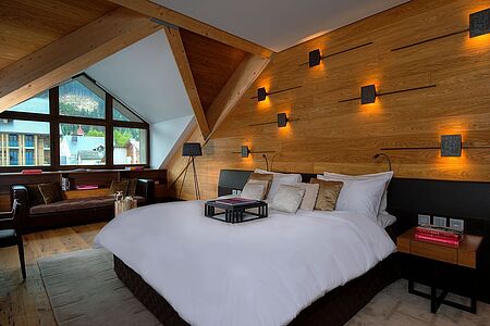 Furka Suite (ca. 330 qm) Ganz im Sinne eines großzügigen Chalets bietet Ihnen die Suite ein Wohnerlebnis der Extraklasse. Ein großzügiger Essbereich erstreckt sich neben drei Schlafzimmern und drei Badezimmern die für bis zu acht Personen Platz bietet. Relaxen Sie auf zwei Etagen im gemütlich-eleganten Ambiente. Der eigene Spa mit Dampfbad, Sauna und Whirlpool stellt ein besonderes Highlight der Suite dar.