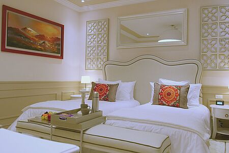 Colonial Suite Junin (ca. 42 qm) Nehmen Sie nach einem langen Tag in der Altstadt Platz in einem der handgefertigten Sessel und lassen den Blick dazu ins quirlige Leben des Viertels San Marco schweifen, während Sie ein Glas Weißwein genießen. Entspannen Sie in dieser stilvoll eingerichteten Suite. Nehmen Sie ein Bad und betören Sie alle Sinne mit L‘Occitane-Produkten.