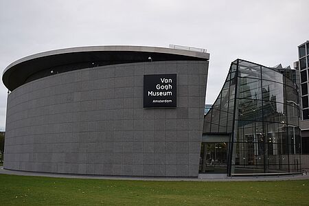 Kunst & Kultur Amsterdam lockt mit einer nahezu einzigartigen Museumsdichte. Wie wäre es zum Beispiel mit der „Hermitage Amsterdam“, einem Ableger der berühmten Eremitage in Sankt Petersburg? Berühmte Maler treffen Sie im Van Gogh Museum oder im Rembrandthuis. Tipp: In 2019 finden anlässlich des 350. Todestags von Rembrandt zahlreiche Sonderausstellungen statt.