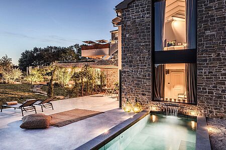 Villa San Canzian 58 qm Auf zwei Etagen befinden sich getrennt voneinander Wohn- und Schlafbereiche sowie eine private Terrasse mit Garten. Der private Pool bietet genügend Platz zum Entspannen. Diese für zwei Gäste ausgelegte Villa bietet ein einladendes Bad mit begehbarer Dusche und exklusiven Pflegeprodukten. Der 24-Stunden-Zimmerservice bietet einen abendlichen Turn-Down-Service.