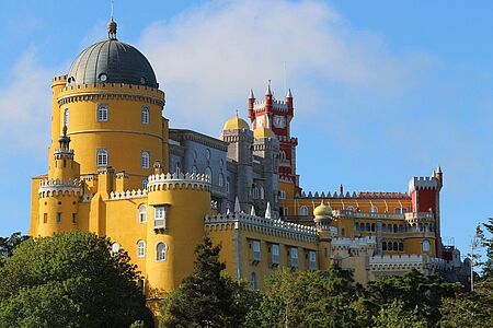 Sintra, Cascais & Estoril Ihr privater Guide holt Sie morgens zur Fahrt in die nahegelegene Maurenstadt Sintra ab, einst Sommerresidenz der portugiesischen Könige und des Adels und auch heute der Hotspot für Sommerfrischler. Nach einem entspannten Mittagessen geht’s dann an der berühmten Küste von Estoril entlang zurück in die Hauptstadt und zu einem Streifzug durch die schönsten Viertel.