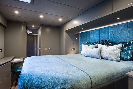 Master-Kabine Die Master-Kabine befindet sich im Rumpf des Schiffes. Sie genießen viel Platz, einen begehbaren Kleiderschrank und ein luxuriöses Badezimmer mit exklusiver Regendusche. Außerdem führt ein direkter Zugang zum Hauptdeck und zum Salon.