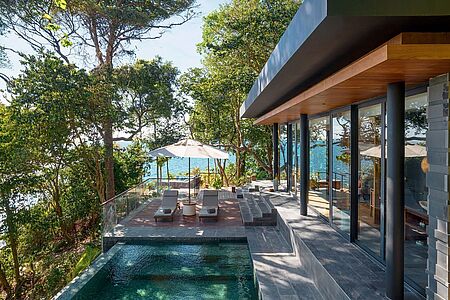 Ocean Pool Villa Die luxuriösen Ocean Pool Villas liegen in den höheren Bereichen der Insel und sind herrlich in die tropische Natur integriert. Auf 77 Quadratmetern finden Sie einen großen Wohn-Schlafbereich und eine große Sonnenterrasse mit eigenem Infinity Pool und einen atemberaubendem Meerblick. Nehmen Sie auf einer der gemütlichen Liegen Platz und lassen Sie die Seele baumeln!