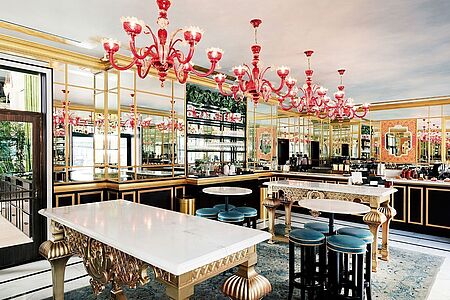 Coffee Bar Ein Stück Italien inmitten von LA: In der Coffee Bar trifft man sich zum Frühstücken, auf ein Sandwich oder einen Salat am Nachmittag und fühlt sich dabei ein bisschen wie in Venedig - schließlich ist die Coffee Bar dem berühmten Grand Café in Venedig nachempfunden.