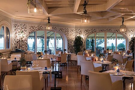 Il Pellicano Restaurant  Probieren Sie unbedingt den Fang des Tages. Das Il Pellicano ist das Gourmetrestaurant des Hotels. Sehr edel und gleichzeitig heimelig eingerichtet, bietet es Ihnen ein delikates Menü, das von fangfrischem Hummer über saftigen Schweinekrustenbraten bis hin zu handgemachten Ravioli reicht. Sie können hier ebenfalls an tollen Kochkursen teilnehmen.