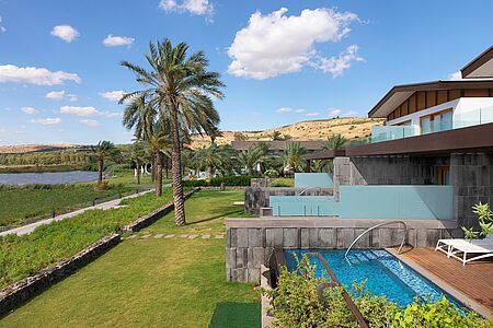 Kinneret Villa mit Pool 47 qm Die luxuriöse Kinneret-Villa mit Pool verfügen über einen geräumigen Balkon mit Sonnenbereich und eine bequeme Sitzecke. Der private Infinity-Pool ist 5 Meter lang. Entspannen Sie auf Ihrem weichen Kingsize-Bett und genießen Sie die Regendusche im Badezimmer. Ein Schlafsofa macht diese Villa auch zu einer idealen Unterkunft für Familien.