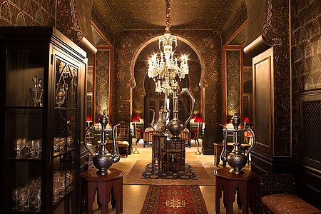 Assyl Im Assyl tauchen Sie mit allen Sinnen ein in die kulinarische Welt der Wüstenfürsten. Marokkanische Spezialitäten werden hier in höchster Vollendung zubereitet und serviert.