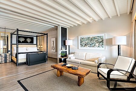 Deluxe Sea View Suite mit privatem Pool Diese Suiten öffnen sich entweder zu einer Terrasse oder zu einem Garten mit einem privaten Pool, von dem aus man die glitzernde Ägäis überblicken kann. Der Wohnbereich umfasst Loungemöbel. Sie bietet Platz für bis zu drei Personen in einem Doppelbett oder zwei Einzelbetten sowie einem Sofa oder einer Schlafcouch. Badezimmer mit Dusche und/oder Badewanne.Eine Suite umfasst zwei Bade-zimmer. Bis zu 60 m².