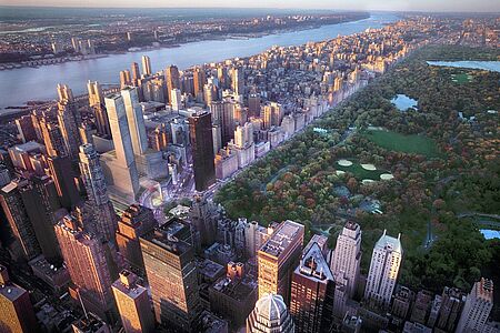 Mandarin Oriental, New York Im Herzen von Manhattan liegt das Mandarin Oriental New York, ein aufsehenerregendes Luxushotel. Als Teil des exklusiven Time Warner Center und nur wenige Schritte vom Central Park entfernt, bietet das Hotel seinen Gästen das Beste aus New Yorks kulturellem Epizentrum. Die eleganten Zimmer sind im zeitgenössischen Design mit dezentem, asiatischem Einfluss eingerichtet.