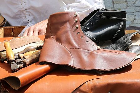 Salvatore Ferragamo Museum Das Salvatore Ferragamo Museum im Spini Ferroni Palast ist einem der bekanntesten Interpreten des italienischen Stils gewidmet. Entdecken Sie die Geschichte dieses unvergesslichen Genies und bestaunen sie seine extravaganten Schuhkreationen sowie Fotografien, Patente, Bücher und Magazine. Und psst – nicht weitersagen: handgemachte Parfüms in der Pharmacia de Santa Maria Novella.