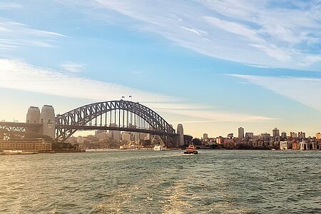 Local Eyes – Sightseeing mit Bootsfahrt und Lunch Im luxuriösen Motorboot flitzen Sie nah an den berühmtesten Sehenswürdigkeiten entlang und lauschen den Geschichten Ihres privaten Guides. Nach dem Lunch mit lokalen Delikatessen geht’s dann per Auto zu Traumstränden und -buchten, kolonialer Architektur und den Boutiquen und Kunstgalerien im trendigen Paddington.