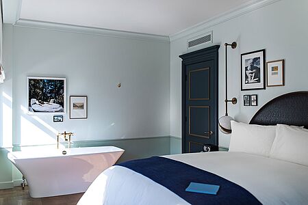 Corner Suite Einfach mal abschalten und sich fühlen wie ein LA-Einwohner? Dann lassen Sie sich vom 24-Stunden-Service ein Dinner servieren. Gönnen Sie sich ein Glas Wein während sie den atemberaubenden Stadtblick durch die Eckfenster genießen. Tauchen Sie in dicken Badeschaum in der freistehenden Badewanne ab und fühlen Sie sich ein bisschen wie ein Hollywoodstar.