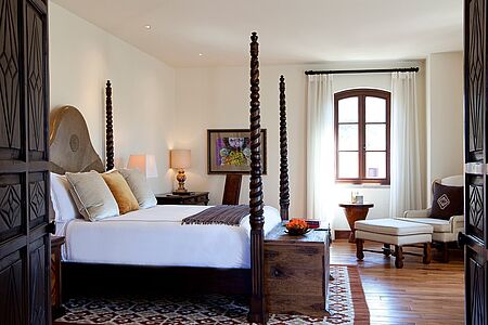 Tower Suite 102 qm Die Turmsuite bietet einen fesselnden Blick auf San Miguel de Allende und ist über einen privaten Aufzug erreichbar. Die Suite verfügt über ein Kingsize-Bett, eleganten Möbeln und Kunstwerken ausgestattet. Eine palastartige Dachterrasse bietet Tag und Nacht eine herrliche Kulisse zum Entspannen im Freien.