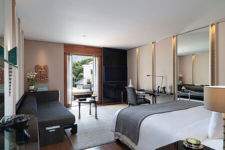 Club Room Balcony (ca. 66 qm) Als Upgrade hat der Club Room Balcony neben einer größeren Wohnfläche noch einen großen Balkon, der ausreichend Sitz- und Liegegelegenheiten hat. Zudem offenbart er einen traumhaften Blick auf die Gartenanlage des Hotels, sowie auf einige Wolkenkratzer Bangkoks.