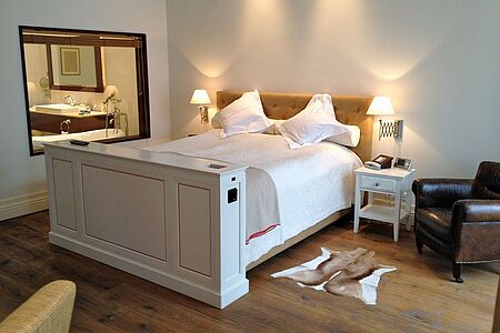 Superior Junior Suite In der Superior Junior Suite ist Romantik besonders großgeschrieben. Denn hier entspannen Sie vor einem eigenen Kamin nach den erlebnisreichen Tagen auf Muhu Island.