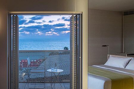 Deluxe Sea View (ca. 31 qm) Wie der Name dieser eleganten Räumlichkeiten schon andeutet, erwartet Sie von Ihrem eigenen Balkon aus ein entzückender Mittelmeerblick. Individuelle Luxusvorzüge, ein prächtiges Badezimmer und das King-Size-Bett sorgen für Gedanken à la "Wie traumhaft ist das denn!"