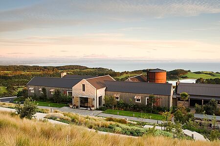 The Farm at Cape Kidnappers Im Osten der Nordinsel befindet sich die luxuriöse Farm at Cape Kidnappers. Direkt am südlichen Ende des Hawke‘s Bay liegt das Paradies für Golfer und Naturgenießer. Die 23 Suiten und Zimmer sind mit jedem Luxus und Komfort ausgestattet. Jedes Domizil verfügt über einen eigenen Balkon, von dem Sie die umliegende Golfanlage sowie den glitzernden Ozean bewundern können.