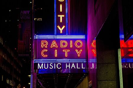 Day 5 | Gospel Mass in Harlem & The Radio City Rockettes Erleben Sie einen Gospel-Gottesdienst in Harlem und besuchen Sie abends eine der berühmten Tanzvorführungen in der Radio City Music Hall.
