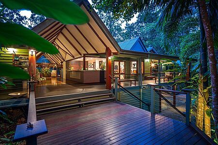Silky Oaks Lodge Die luxuriöse Silky Oaks Lodge liegt inmitten des Daintree Regenwaldes, der von der UNESCO zum ältesten lebenden Regenwald der Welt erklärt wurde. Die Eco Lodge liegt direkt am Daintree River und ist auf Stelzen gebaut, um die Vegetation zu bewahren. Jedes der luxuriösen Baumhäuser ist mit edlen, natürlichen Materialien eingerichtet und verfügt über eine traumhafte Aussicht.