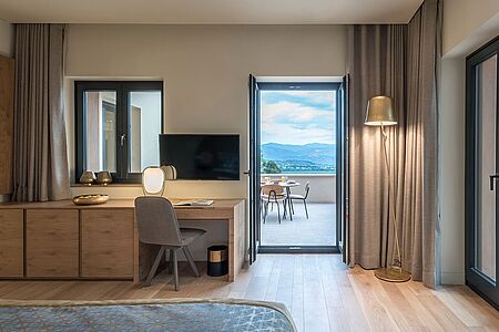 Byzantinum Grand Suite (ca. 100 qm) Diese Suite bietet ihren Gästen das Absolute an Privatsphäre und Luxus: Zwei Schlafzimmer mit Kingsize Betten, ein separates Wohnzimmer und zwei luxuriöse Badezimmer mit Dampfdusche schaffen eine Atmosphäre von majestätischem Stil und Behaglichkeit. Eine private Veranda eröffnet einen Panoramablick über das Tal, das Dorf und die Burg von Mytras.