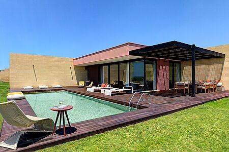 Villa Suite Acacia (ca. 260qm) Diese brandneue Villa beherbergt drei einzigartige und geräumige Terrassen - eine mit privatem Pool, eine mit Whirlpool und eine mit genügend Platz, um mit der Familie in gemütlich zu speisen. Die drei Schlafzimmer sind in elegantem Stil eingerichtet mit Platz für 3 Personen. Komplettiert wird die Wohnfläche mit kleiner Küche und atemberaubenden Ausblick auf das Meer und den Golfplatz.