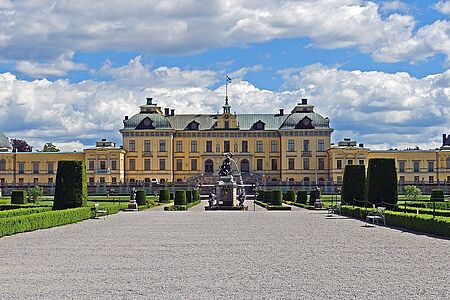 Drottningholm’s Palace Beim Tagesausflug zum Schloss Drottninholm haben Sie die Gelegenheit, ins royale Leben einzutauchen. Ein Flügel ist nach wie vor bewohnt, die anderen demonstrieren Ihnen herrliche Säle aus dem 17., 18. und 19. Jahrhundert. Flanieren Sie die durch die königlichen Gärten und halten Sie nach dem chinesischen Pavillon Ausschau.