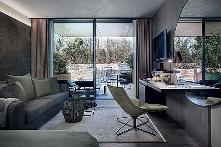 Suite Olivia 50 m² inkl. Loggia, für 2-4 Personen
Kingsize-Bett, Wohnecke mit ausziehbarer Schlafcouch, Flat-TV, Rain Shower & Bidet, Nespesso-Kaffemaschine & Teestation, Minibar und Holzboden