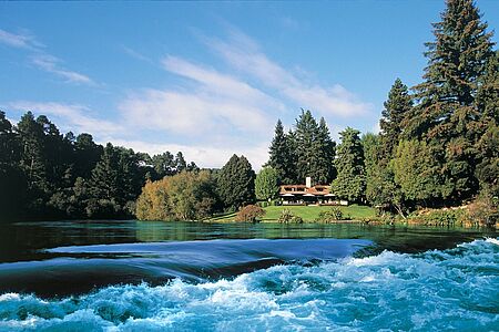 Huka Lodge Umgeben von einer der schönsten Naturkulissen der Welt liegt die Huka Lodge. Die ehemalige Fischerhütte am Lake Taupo wurde in eine wunderschöne Luxusherberge mit 20 Suiten verwandelt. Das fantastische Luxusanwesen mit seiner einzigartigen Lage inmitten der bezaubernden Natur Neuseelands wird Sie in seinen Bann ziehen und Sie nie mehr loslassen.