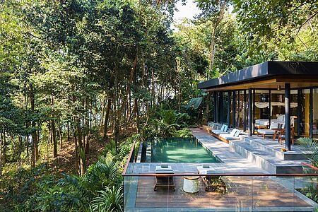 Hideaway Pool Villa Suite Die luxuriös und komfortabel ausgestatteten 118 Quadratmeter großen Hideaway Pool Villa Suiten liegen harmonisch mitten in tropischer Natur. Sie besitzen ein Schlafzimmer und einen großen Wohnbereich, der sich bis zum Pooldeck erstreckt. Dank der raumhohen Glasfenster haben Sie das Gefühl, inmitten  der exotischen Gartenanlage zu sein.