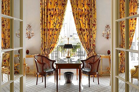 Prestige Elysee Suite (ca. 120 qm) Die in warmen Tönen gehaltene Prestige Elysee Suite kann vor allem mit einem beeindruckenden Ausblick auf die Stadt aufwarten. Das Schlafzimmer ist extragroß, während es im eleganten Wohnbereich zahlreiche bequeme Sitzmöglichkeiten gibt. Durch seine Größe können in dieser Suite Empfänge abgehalten und Partys gefeiert werden – was sie zu einer der exklusivsten Adressen in Paris macht.