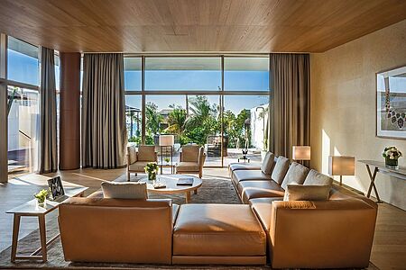 One-Bedroom Beach Villa (ca. 175 qm) Der ultimative Luxus strömt Ihnen entgegen, sobald Sie diese Räumlichkeiten betreten. Wohn- und Essbereich gehen harmonisch ineinander über und im privaten Pool genießen Sie in Abgeschiedenheit den prickelnden Champagner. Diesen schüttet Ihnen zu jeder Zeit Ihr ganz persönlicher Butler ein.