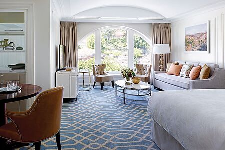 Executive Room (ca. 58qm) Vom Executive Room beeindruckt ebenfalls der Blick, entweder auf die Skyline von Sydney oder den westlichen Teil des Hafens. Die Zimmer bieten stilvoll eingerichteten Wohnraum für bis zu drei Gäste.