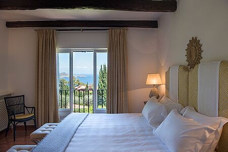 Master Deluxe Suite mit Meerblick (ca. 55 - 104 qm) Erfrischend großzügig: In der ruhig gelegenen Gartenvilla oder im Hauptgebäude befinden sich die sonnendurchfluteten Master Deluxe Suiten inklusive Meerblick, großer Terrasse, sowie Schlaf-, Wohn- und Badezimmer. Sie sind höchst einladend und absolut entspannend.