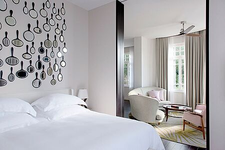 Corner Suite (ca. 70 qm) Die Suite bietet Eleganz und Komfort und blickt auf den malerischen King Albert Square und das berühmte Pagodenhaus. Sie besticht mit den hohen Decken, einem herrlichen kreisförmigen Balkon und einem separaten Wohn- und Essbereich.