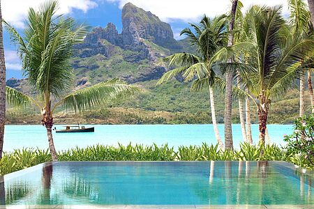 Four Seasons Bora Bora Auf einem paradiesischen Eiland inmitten der Südsee liegt das erst 2008 eröffnete Luxushotel Four Seasons Bora Bora mit 121 großzügigen Traumunterkünften, die einen zauberhaften Blick auf das türkisblaue Wasser der Lagune und auf den Mount Otemanu gewähren.